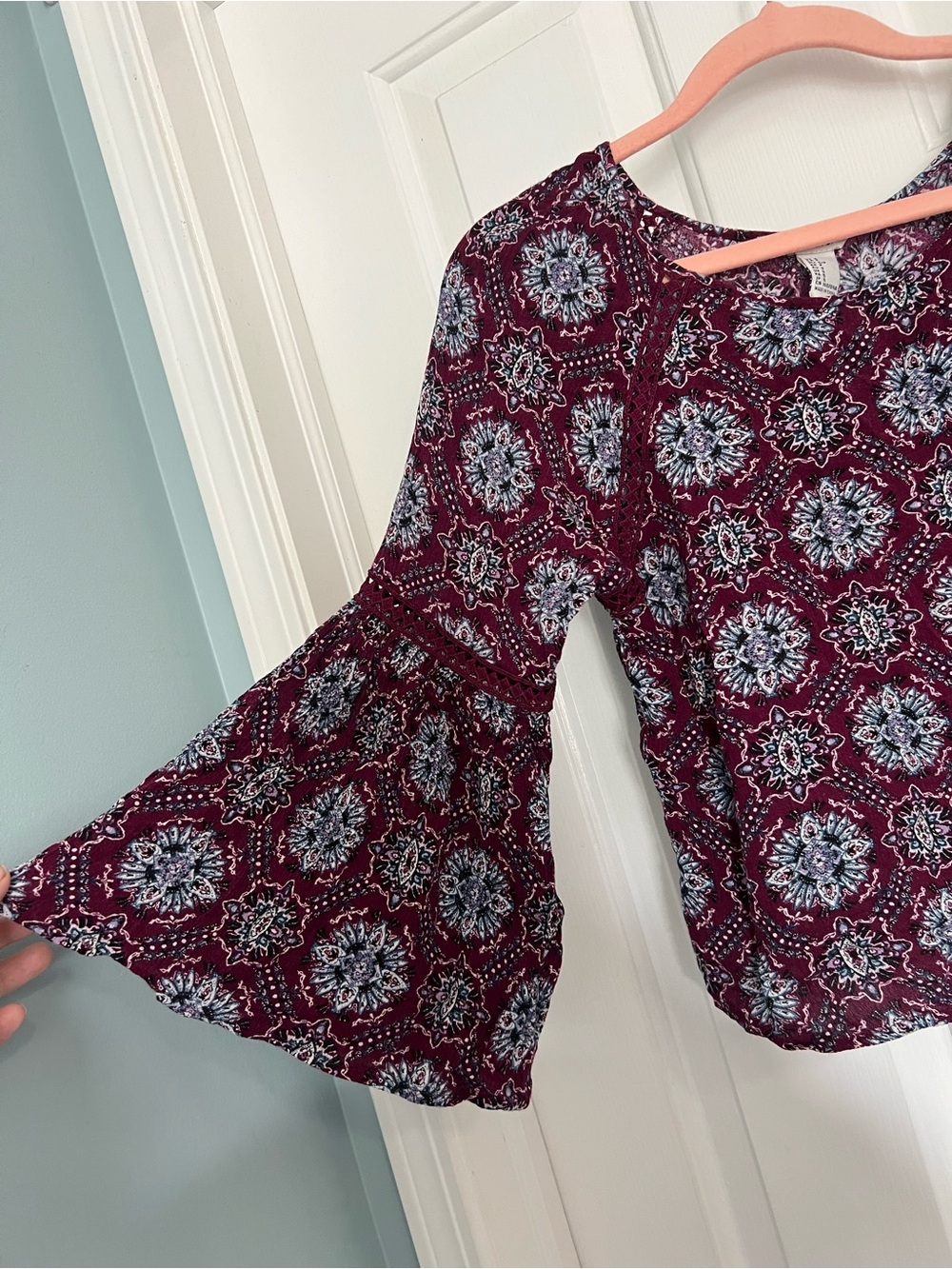 ✨2/$20 Forever 21 plum paisley print blouse with flared bell sleeves - Picture 2 of 6